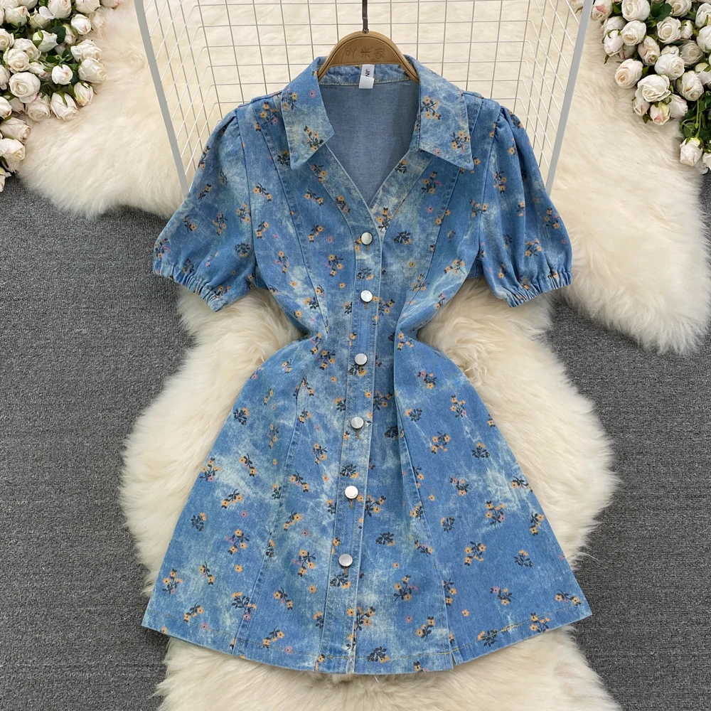 Women Sweet Floral Print Denim Dress Summer V-neck Puff Sleeve Single Breasted A-line Dress FemalSlim Short Lapel Vestidos
Women Sweet Floral Print Denim Dress Summer V-neck Puff Sleeve Single Breasted A-line Dress FemalSlim Short Lapel Vestidos