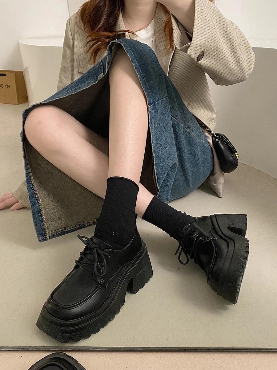 Женские кроссовки на платформе, черные повседневные туфли на толстой подошве, со шнуровкой, на квадратном каблуке, в стиле ретро, весна 2022
Женские кроссовки на платформе, черные повседневные туфли на толстой подошве, со шнуровкой, на квадратном каблуке, в стиле ретро, весна 2022