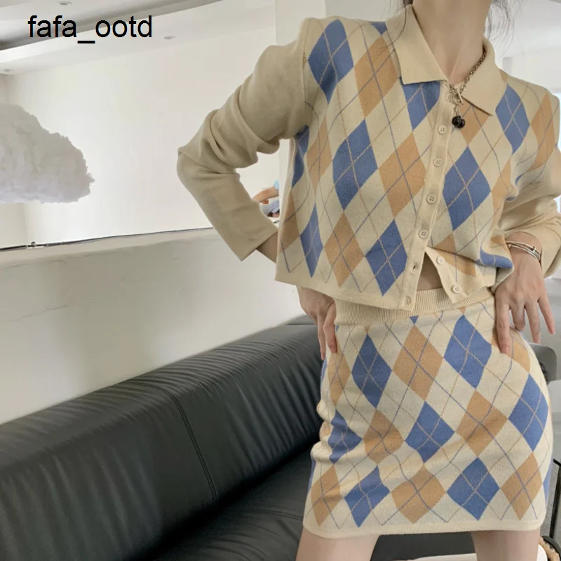 Fashion Suit Dresses 2022 Early Autumn New Women's Diamond Knitted Cardigan Skirt Two-piece Set
Fashion Suit Dresses 2022 Early Autumn New Women's Diamond Knitted Cardigan Skirt Two-piece Set