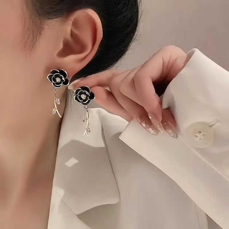 High Quality Camellia Stud Earrings Luxury Vintage Flower Pearl Earring for Women Crystal Romantic Wedding Jewelry Accessories
High Quality Camellia Stud Earrings Luxury Vintage Flower Pearl Earring for Women Crystal Romantic Wedding Jewelry Accessories