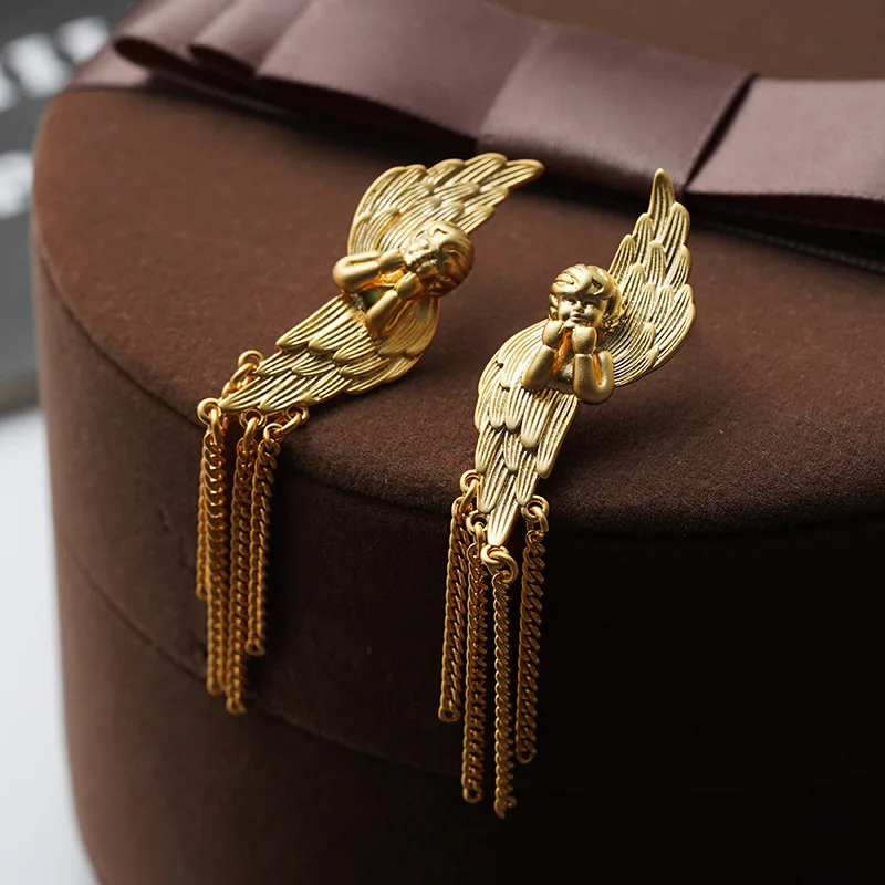 

Fashionable and trendy wing tassels with a niche design feel, light luxury French retro new earrings