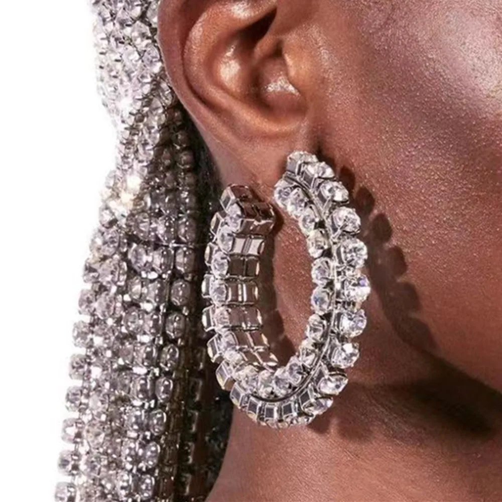 Fashionable new luxury shiny rhinestone C-type semicircle earrings Women's earrings Evening wedding personality jewelry accessor
Fashionable new luxury shiny rhinestone C-type semicircle earrings Women's earrings Evening wedding personality jewelry accessor