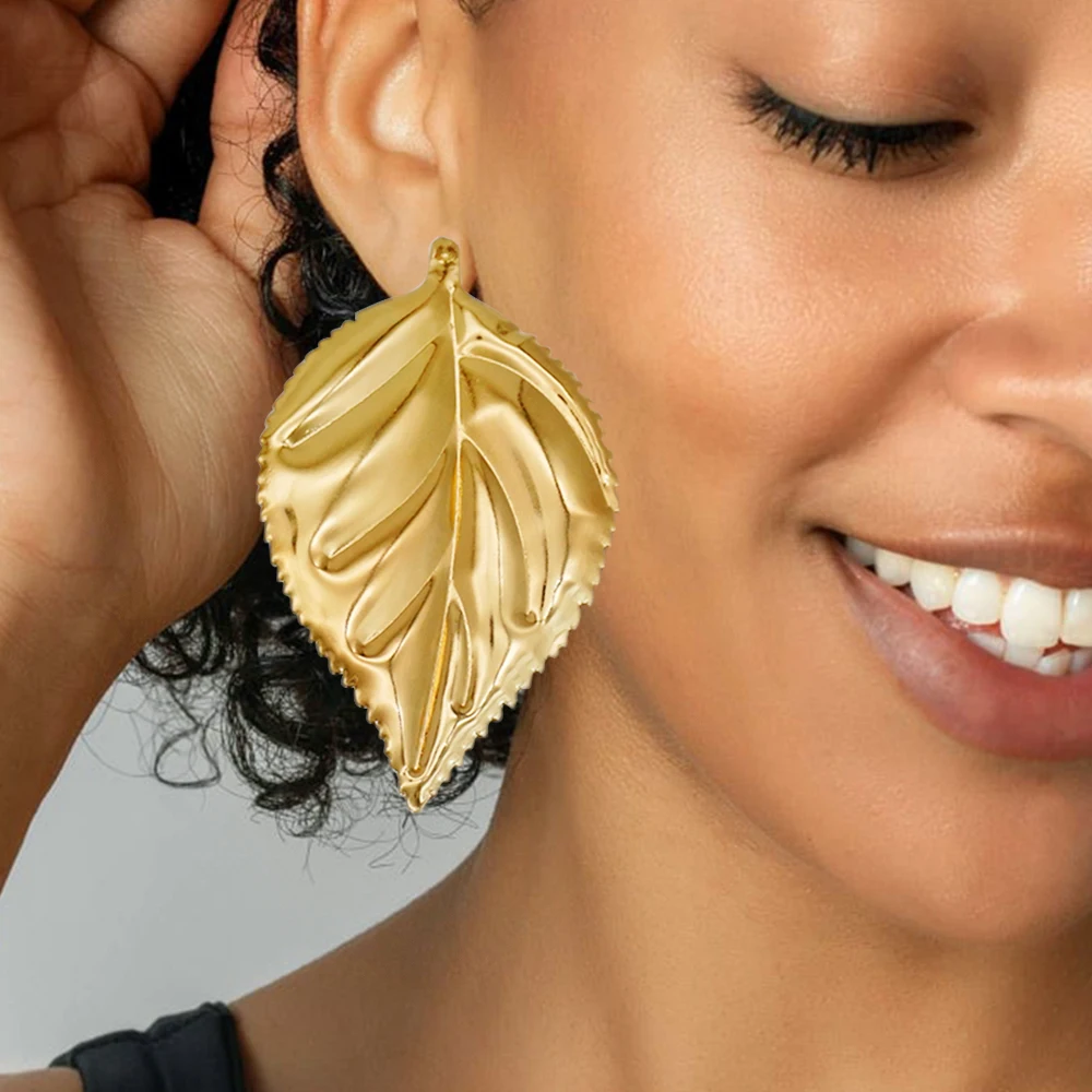 2022 Big Geometric Gold Color Round Hoop Earrings Plant Leaf Shape Earrings Copper Gold Earrings Banquet Queen
2022 Big Geometric Gold Color Round Hoop Earrings Plant Leaf Shape Earrings Copper Gold Earrings Banquet Queen
