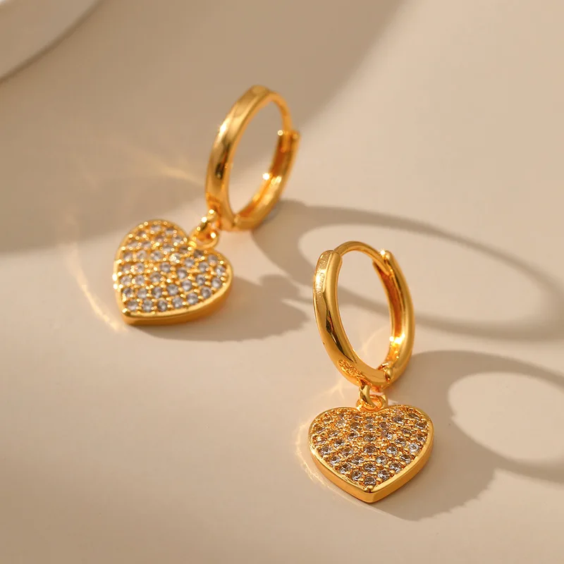 Charm Cubic Zirconia Heart Pendant Hoop Earrings 18K Gold Plated Statement Metal Small Ear Ring for Women Party Jewelry
Charm Cubic Zirconia Heart Pendant Hoop Earrings 18K Gold Plated Statement Metal Small Ear Ring for Women Party Jewelry