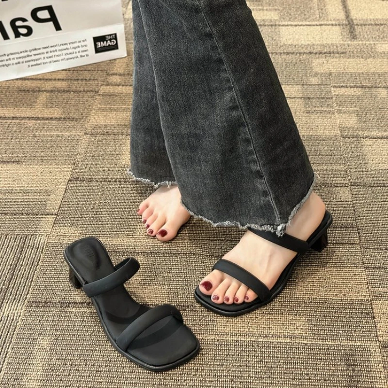 Летние женские тапочки с открытым носком, модные женские уличные сандалии на толстом каблуке, пляжные скользящие пикантные сандалии
Летние женские тапочки с открытым носком, модные женские уличные сандалии на толстом каблуке, пляжные скользящие пикантные сандалии