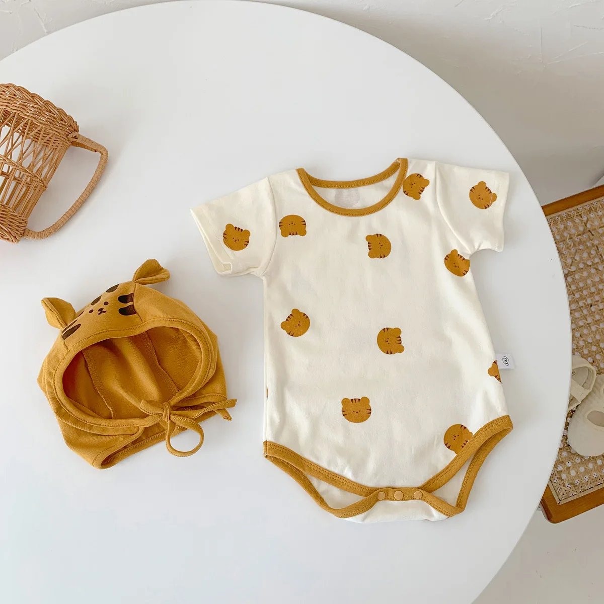 2022 summer newborn boys and girls baby triangle rompers thin baby clothes short-sleeved fart clothes with hood
2022 summer newborn boys and girls baby triangle rompers thin baby clothes short-sleeved fart clothes with hood