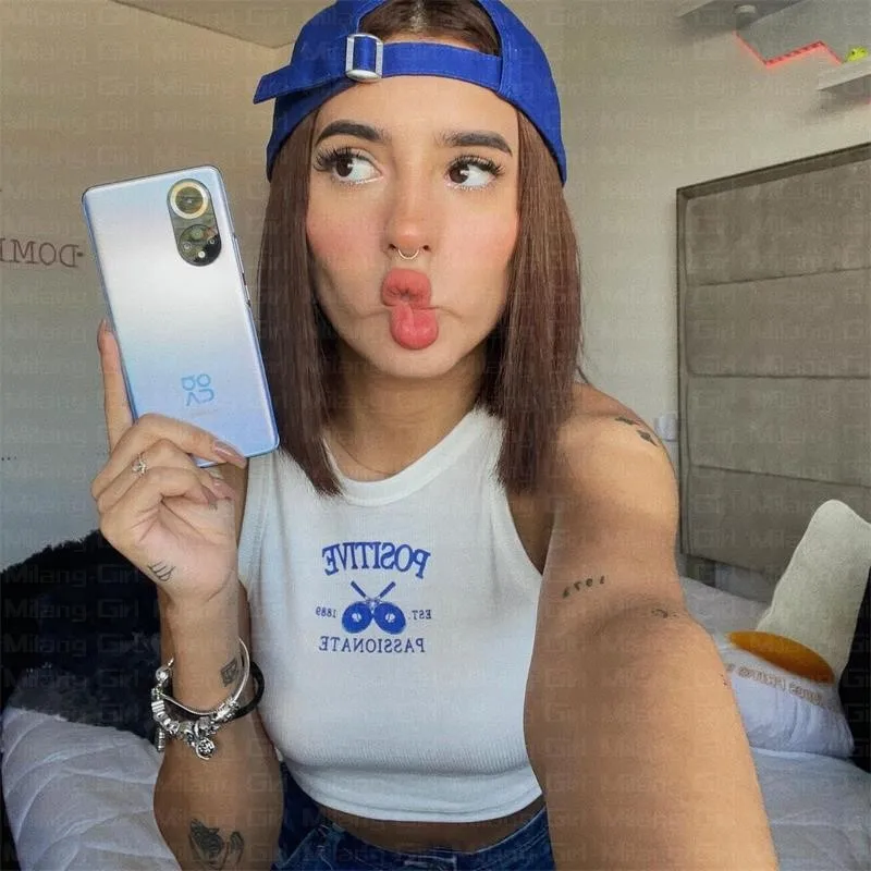2022 Summer Slim Render Short Top Sexy White Sleeveless emo tops Tank Tops Y2K clothes Vest Crop Top Women aesthetic Wholesale
2022 Summer Slim Render Short Top Sexy White Sleeveless emo tops Tank Tops Y2K clothes Vest Crop Top Women aesthetic Wholesale