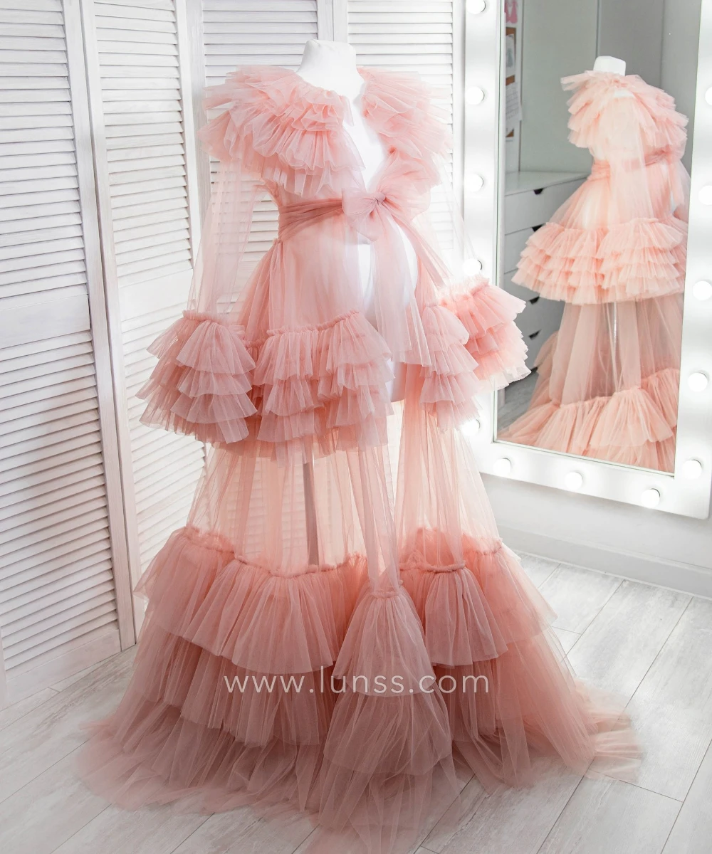 Charming Peach Pink Maternity Dresses for Photography Fluffy Ruffles Long Sleeves Gowns Pregnant Women Sweep Train Robes
Charming Peach Pink Maternity Dresses for Photography Fluffy Ruffles Long Sleeves Gowns Pregnant Women Sweep Train Robes