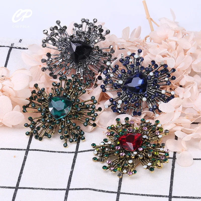 High-end exquisite irregular geometric crystal glass brooch temperament fashion accessories
High-end exquisite irregular geometric crystal glass brooch temperament fashion accessories