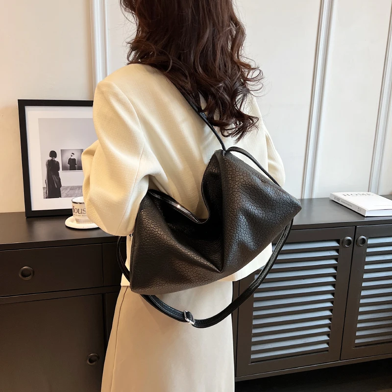 New Large Capacity Women's PU Leather Fashion Hundred Single Shoulder Crossbody Bag Hot Simple Casual Ladies Commuter Tote Bags
New Large Capacity Women's PU Leather Fashion Hundred Single Shoulder Crossbody Bag Hot Simple Casual Ladies Commuter Tote Bags