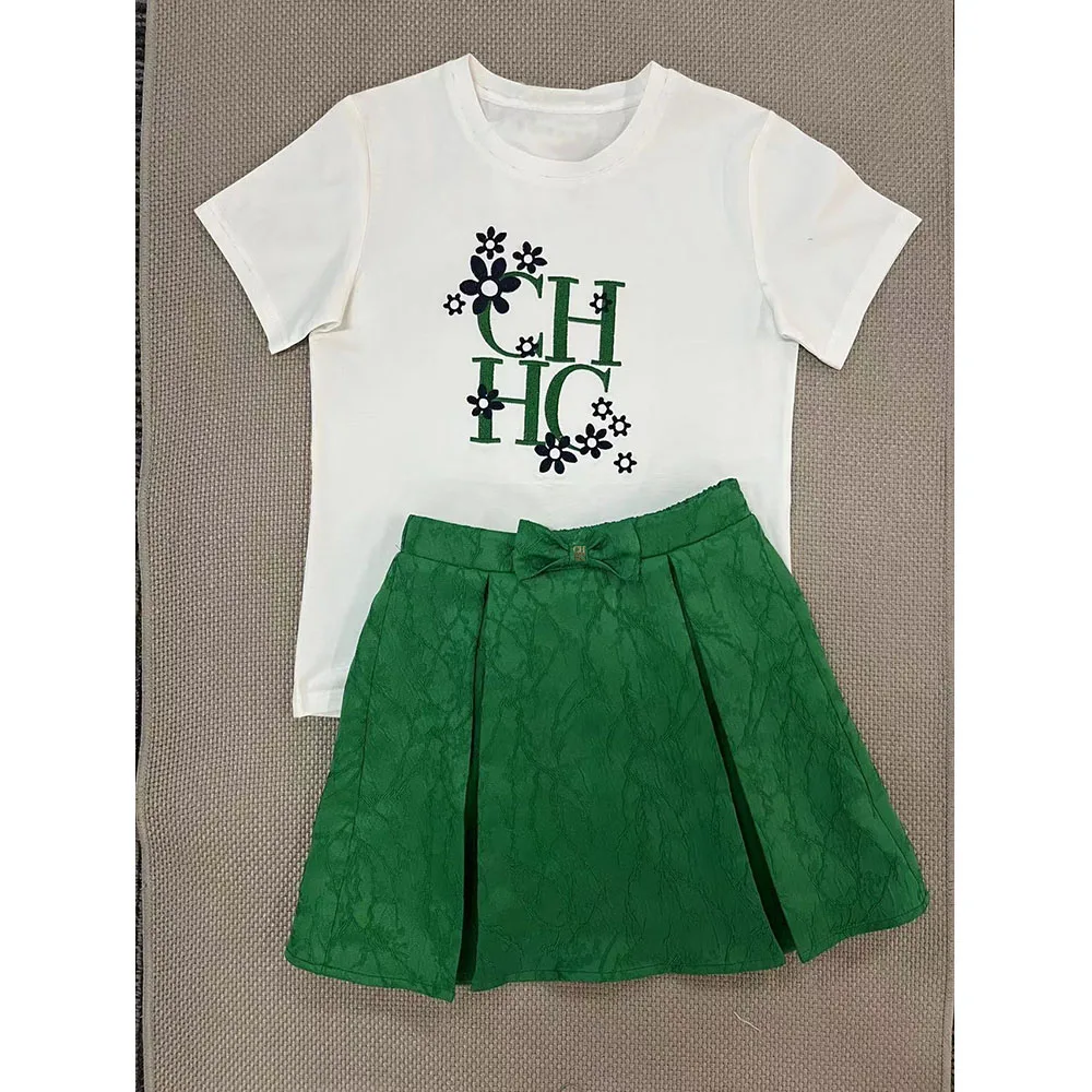 Designer Children's Wear Summer New Line Girls Fashion Sweet T-shirt Letter Print Short Sleeve Pullover Green Poached Skirt Set
Designer Children's Wear Summer New Line Girls Fashion Sweet T-shirt Letter Print Short Sleeve Pullover Green Poached Skirt Set