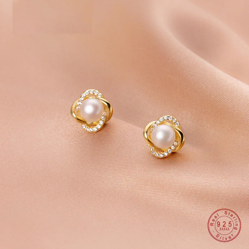 925 Sterling Silver Charm Shiny Zircon Four-leaf Flower Pearl Stud Earrings for Women Fashion Korean Wedding Jewelry Gift
925 Sterling Silver Charm Shiny Zircon Four-leaf Flower Pearl Stud Earrings for Women Fashion Korean Wedding Jewelry Gift