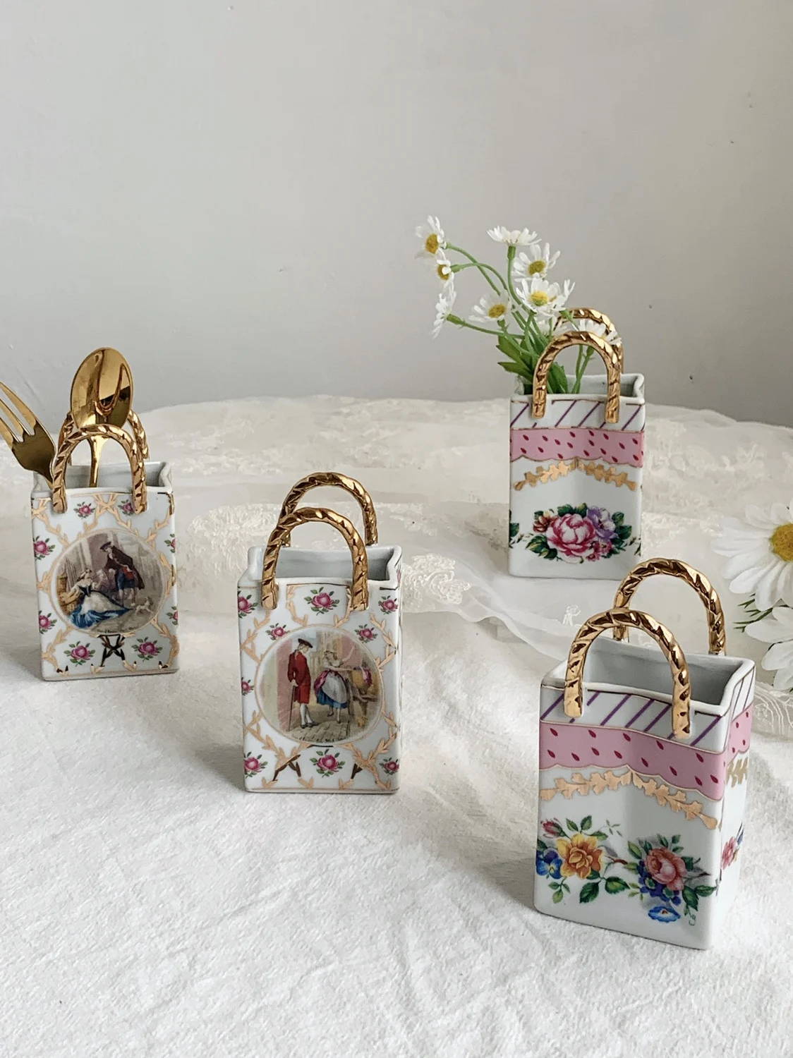 Vintage Court Style Flower Small Handbag Modeling Gold Desktop Spork Storage Small Flower Basket
Vintage Court Style Flower Small Handbag Modeling Gold Desktop Spork Storage Small Flower Basket