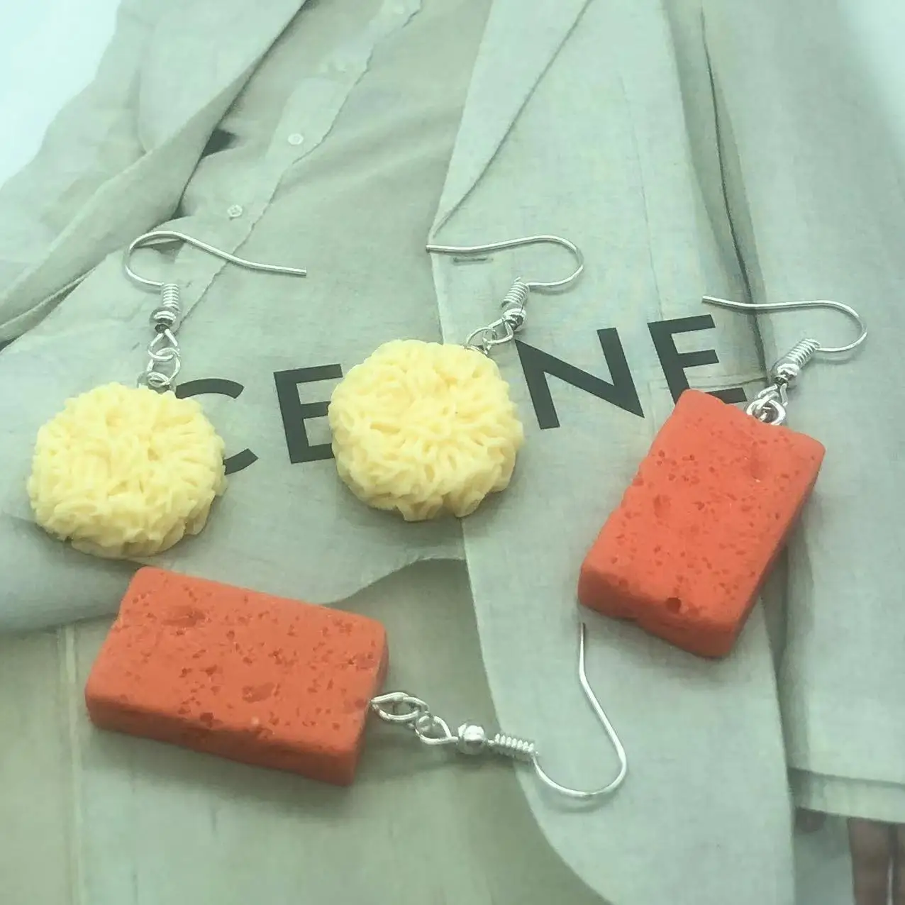 Personalized creative instant noodles ladies earrings resin fun gourmet jewelry unique party earrings birthday gifts
Personalized creative instant noodles ladies earrings resin fun gourmet jewelry unique party earrings birthday gifts