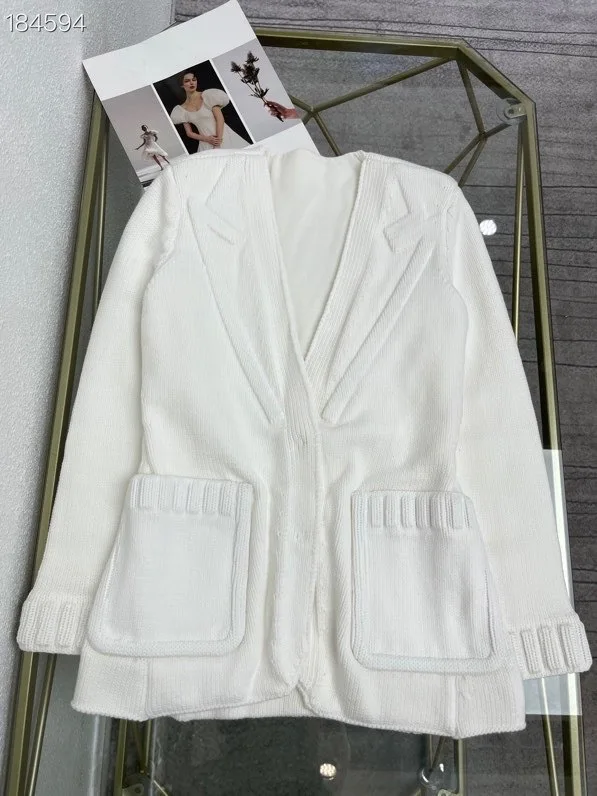 2021 Autumn Simple V-neck Thick Line Purchased Collar Button Design Pocket Slim Knitted Suit.
2021 Autumn Simple V-neck Thick Line Purchased Collar Button Design Pocket Slim Knitted Suit.