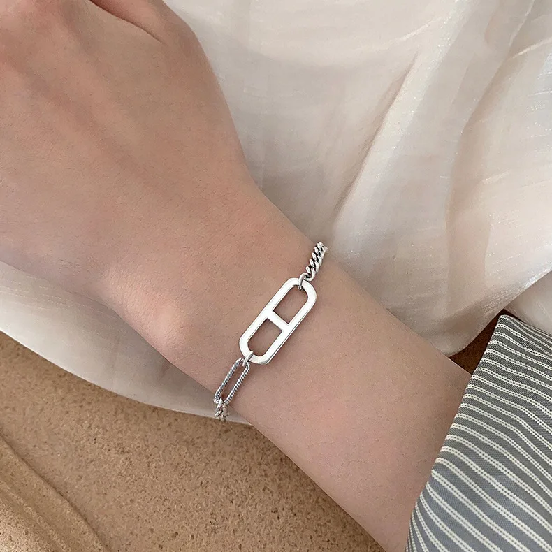 Тайский серебряный браслет в виде свиньи в носу, нишевой дизайн, ретро-браслет, модный простой индивидуальный браслет в Корейском стиле
Тайский серебряный браслет в виде свиньи в носу, нишевой дизайн, ретро-браслет, модный простой индивидуальный браслет в Корейском стиле