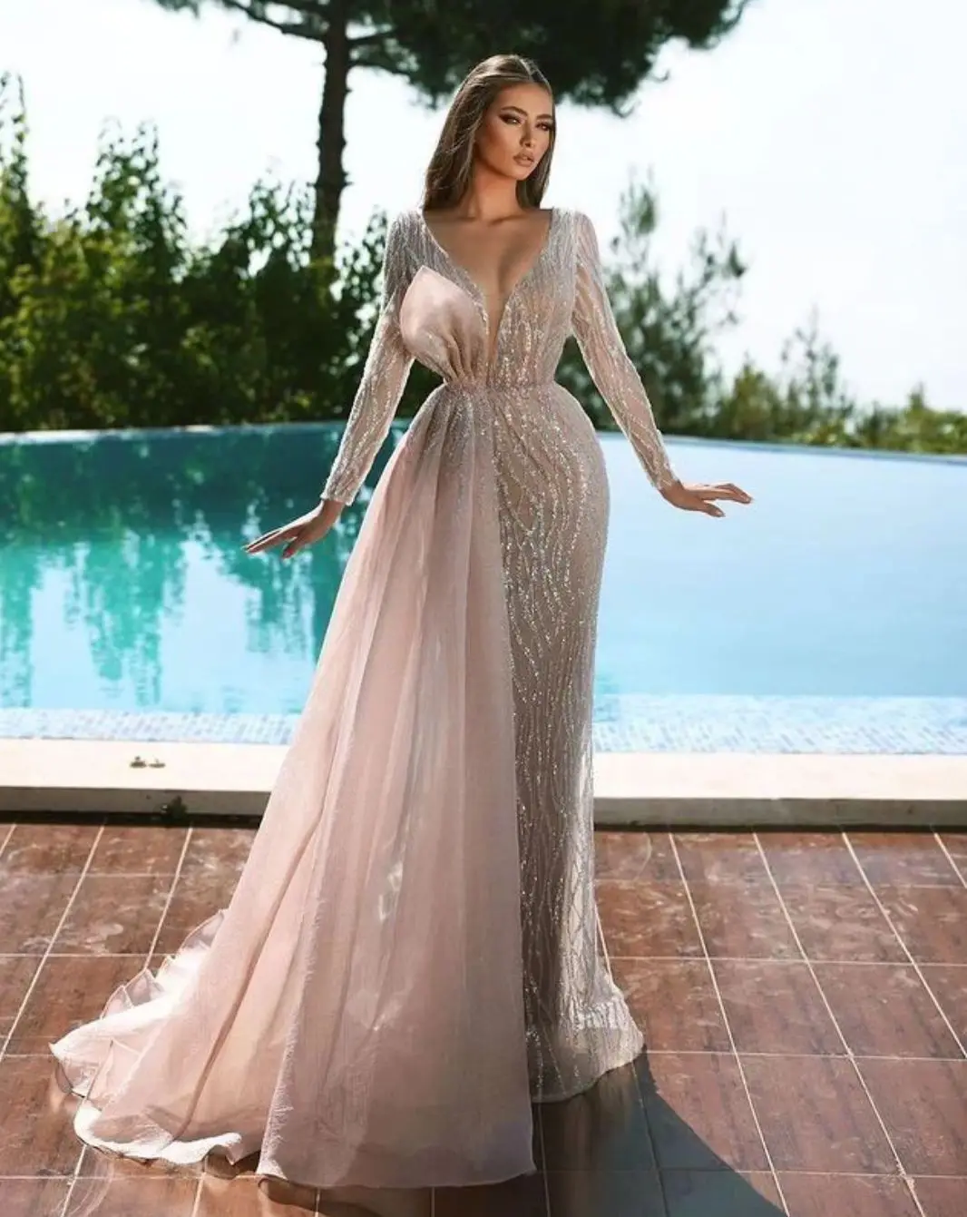 Exquisite Prom Dress Long Sleeves V Neck Bling Sequins Appliques Lace Beaded Sweep Length Plus Size Evening Dresses Custom Made
Exquisite Prom Dress Long Sleeves V Neck Bling Sequins Appliques Lace Beaded Sweep Length Plus Size Evening Dresses Custom Made