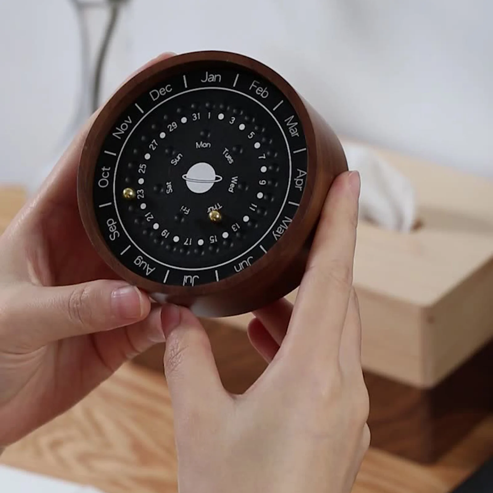 Креативные деревянные настольные украшения для дома, гостиной, гномона, планеты, поделки, вечный календарь, украшение для дома
Креативные деревянные настольные украшения для дома, гостиной, гномона, планеты, поделки, вечный календарь, украшение для дома