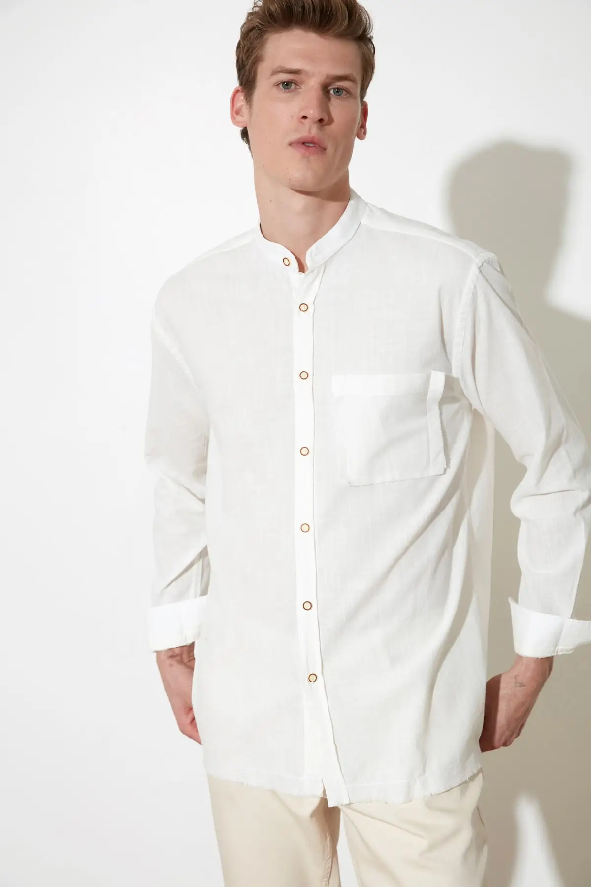 Trendyol Men 'S Relax Fit Crew Neck Shirt TMNSS21GO0280
Trendyol Men 'S Relax Fit Crew Neck Shirt TMNSS21GO0280