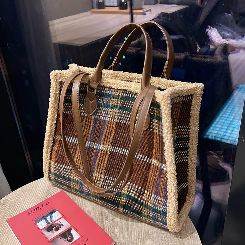 2022 Spring New Tote Bag Woolen Large Capacity Ladies Handbags Plaid Hand-held Mother Tote Bags for Women Large Shopping Bag
2022 Spring New Tote Bag Woolen Large Capacity Ladies Handbags Plaid Hand-held Mother Tote Bags for Women Large Shopping Bag