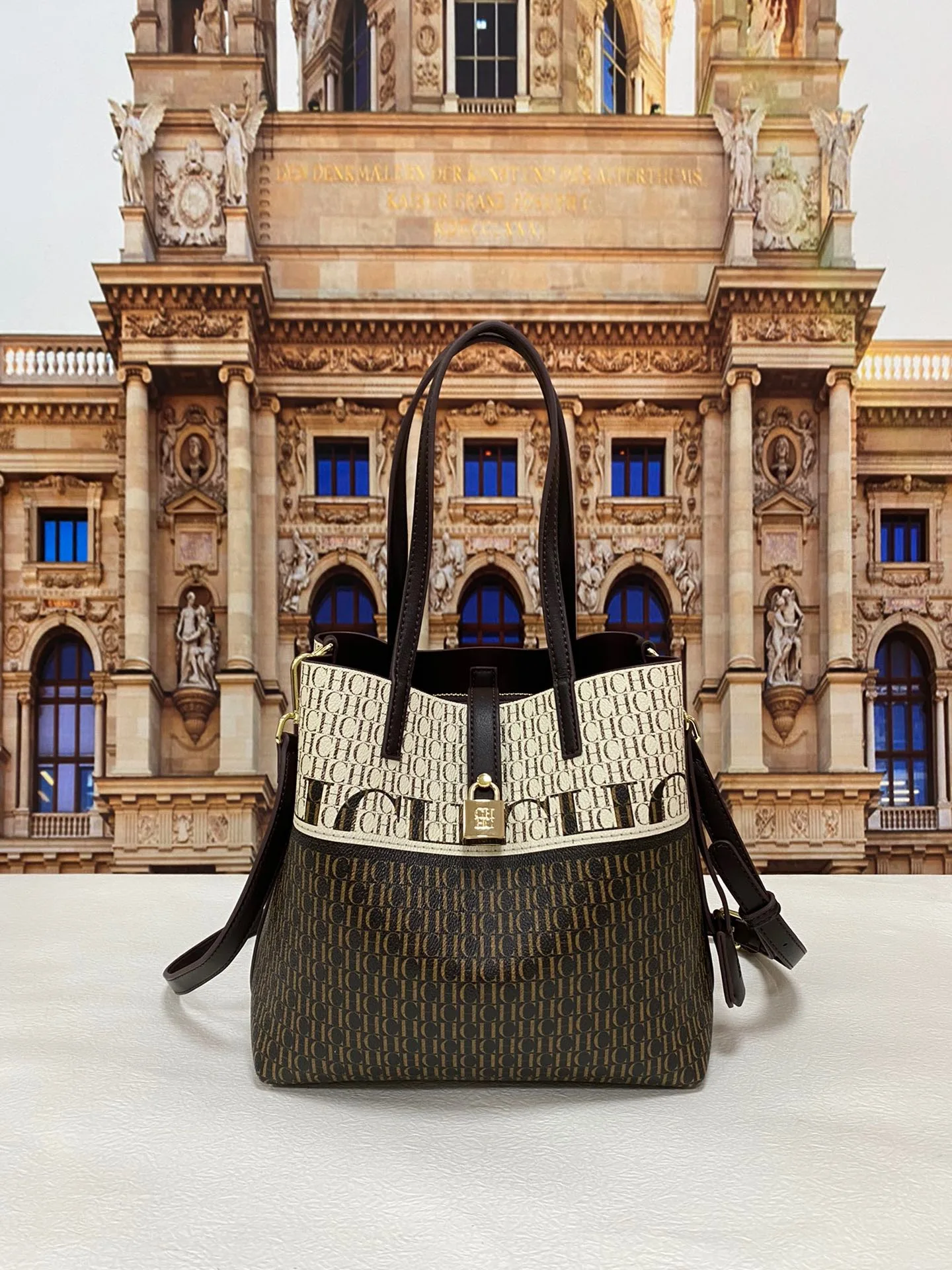 2022 CHHC New Women's Portable Shoulder Bag Fault Logo Design Large Capacity Bucket Shape Metal Zipper Buckle Decoration Small 
2022 CHHC New Women's Portable Shoulder Bag Fault Logo Design Large Capacity Bucket Shape Metal Zipper Buckle Decoration Small