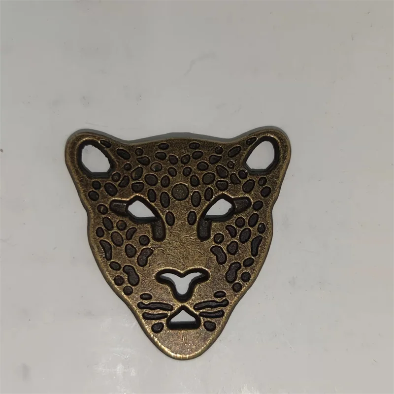 Cute Golden Leopard DIY Metal Souvenir Badge For ZP Kerosene Petrol Lighter Handmade Decor Accessory Smoking Gadget
Cute Golden Leopard DIY Metal Souvenir Badge For ZP Kerosene Petrol Lighter Handmade Decor Accessory Smoking Gadget