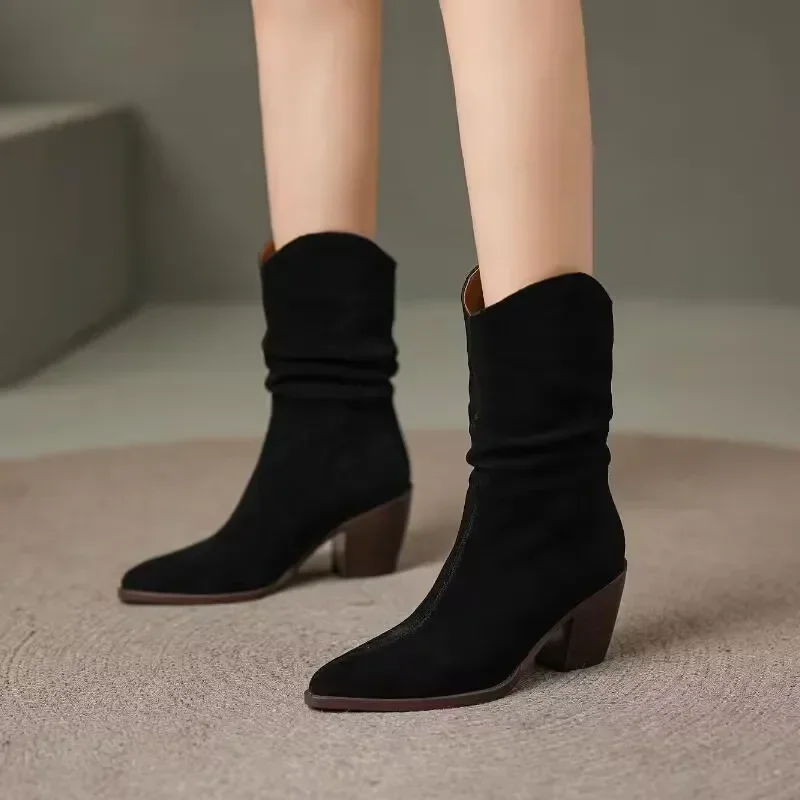 

Женские ботинки без шнуровки, зимние однотонные ботинки из флока с острым носком, плиссированные, до середины икры, на массивном каблуке, в римском стиле, 2023