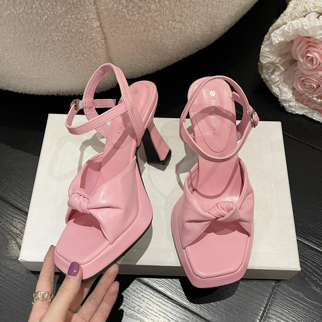 2022 Brand New Great Quality Red Black Platform Chunky High Heels Women Shoes Fashion Trendy Summer Ankle Strap Sandals
2022 Brand New Great Quality Red Black Platform Chunky High Heels Women Shoes Fashion Trendy Summer Ankle Strap Sandals