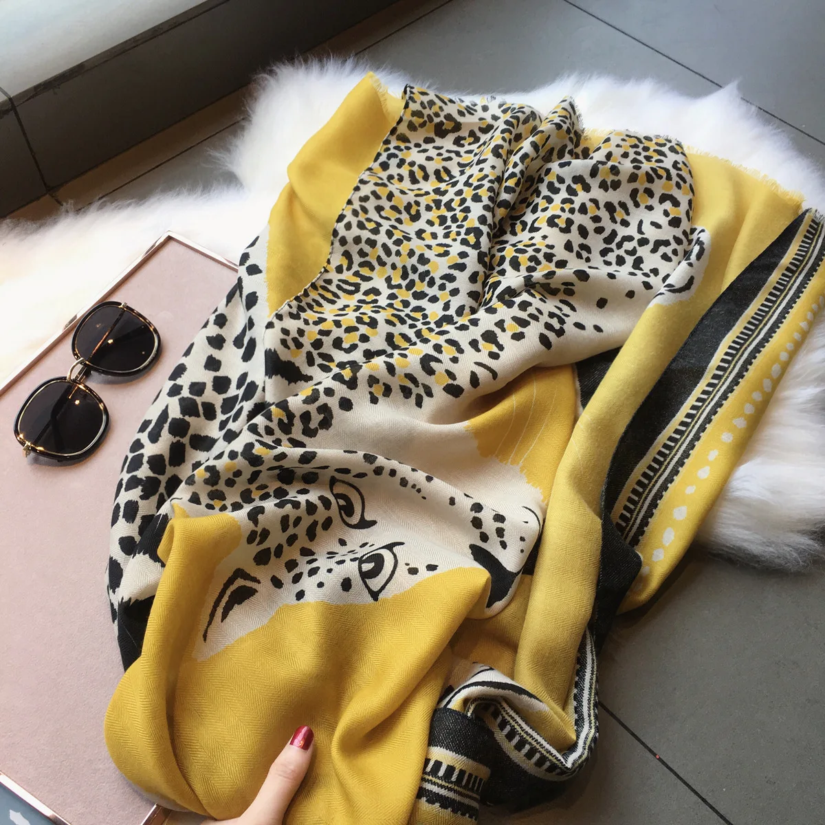 180*90cm 2022 Luxury new design linen Scarf Foulard Bandana Long Lrage Shawl Wrap Lady Hijab muffler silk female wholesale
180*90cm 2022 Luxury new design linen Scarf Foulard Bandana Long Lrage Shawl Wrap Lady Hijab muffler silk female wholesale