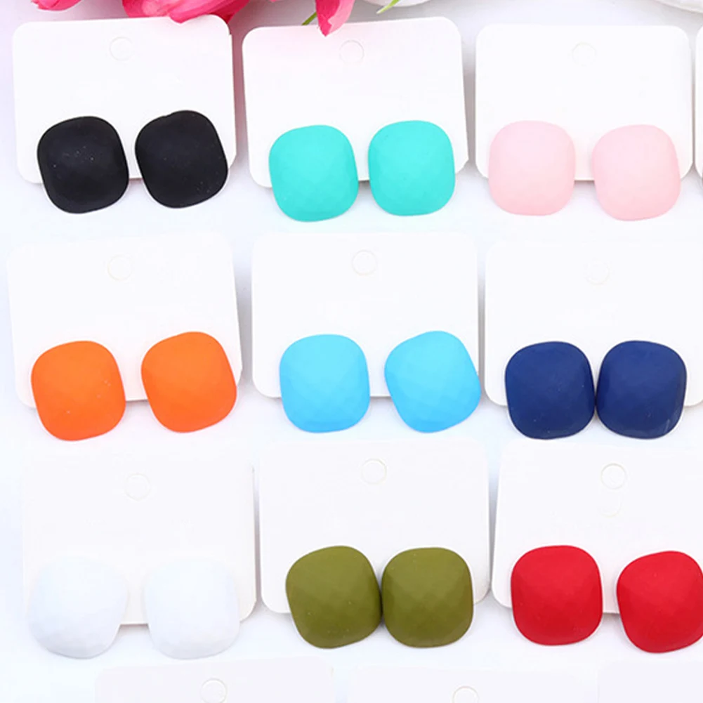 Серьги-гвоздики геометрической формы в винтажном стиле
Серьги-гвоздики геометрической формы в винтажном стиле