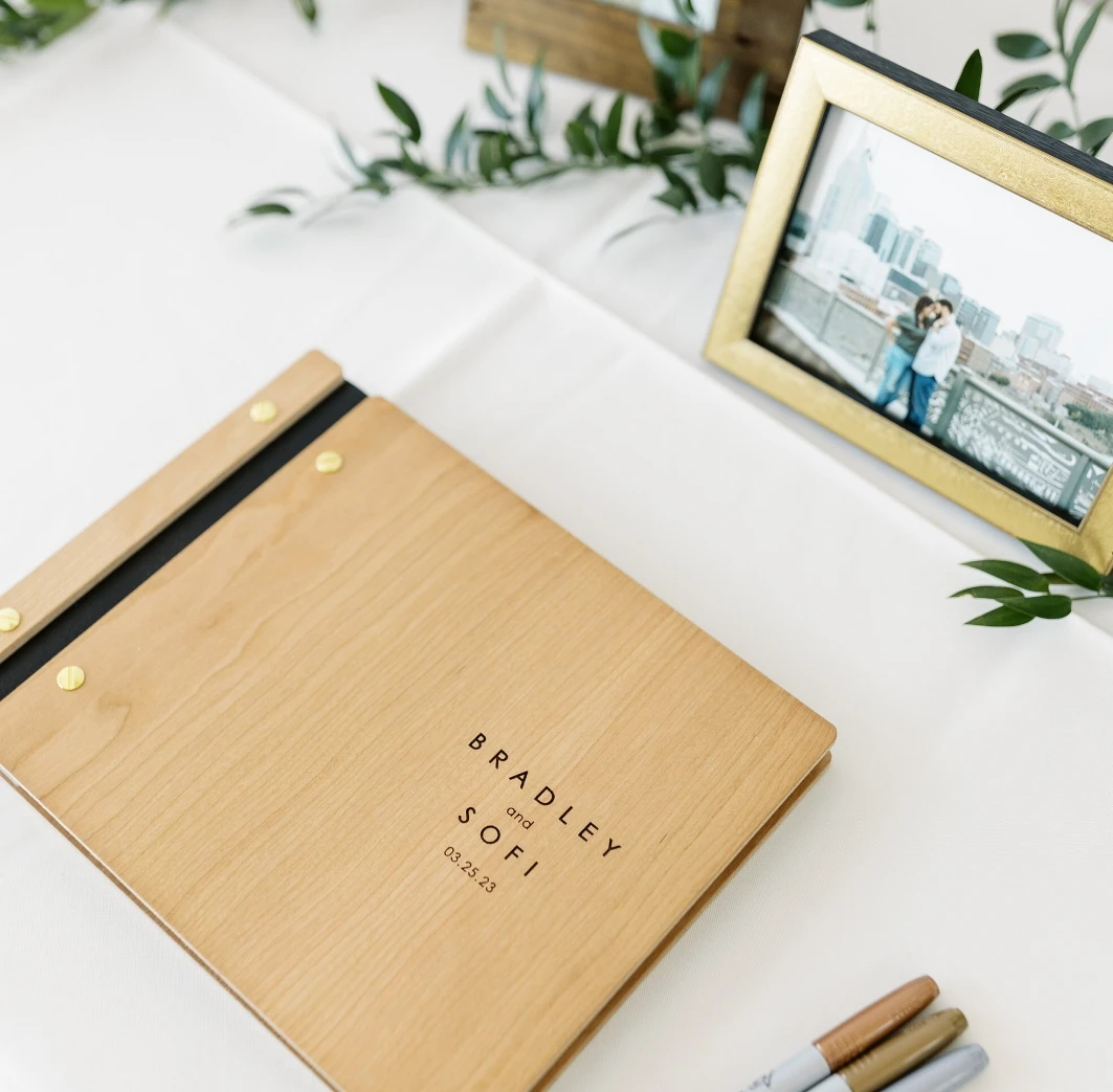 Деревянная персонализированная гостевая книга
Деревянная персонализированная гостевая книга