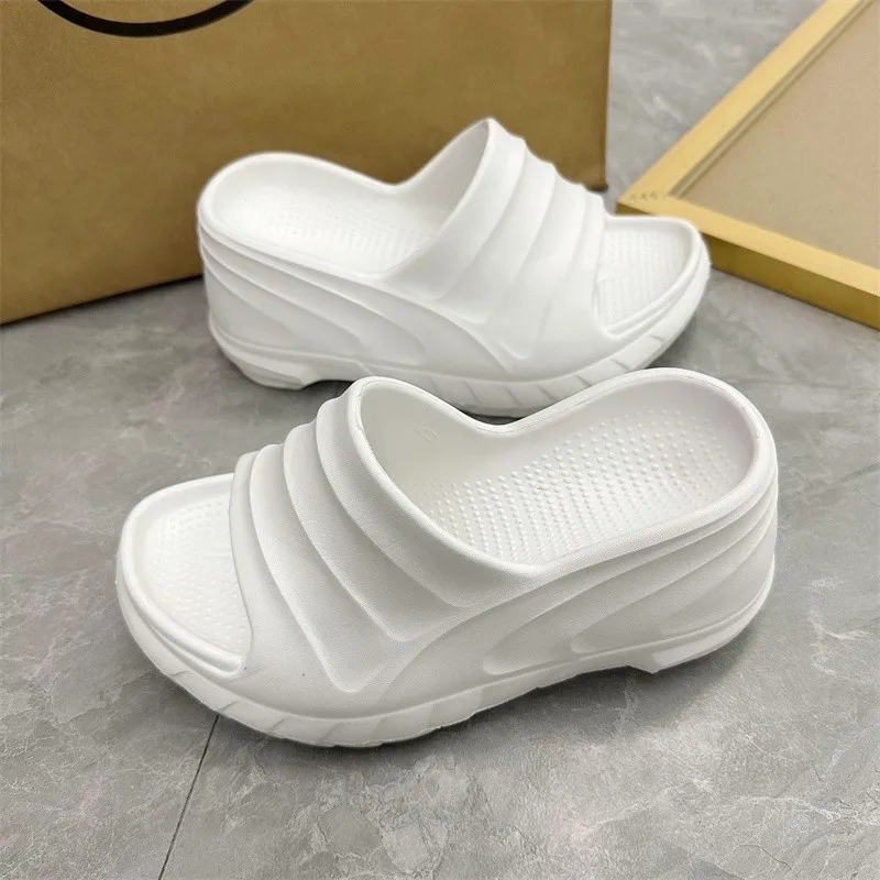 Женские шлепанцы на платформе 8 см, сандалии с косым каблуком, Повседневная Уличная обувь на танкетке, удобные пляжные высокие, под платье
Женские шлепанцы на платформе 8 см, сандалии с косым каблуком, Повседневная Уличная обувь на танкетке, удобные пляжные высокие, под платье