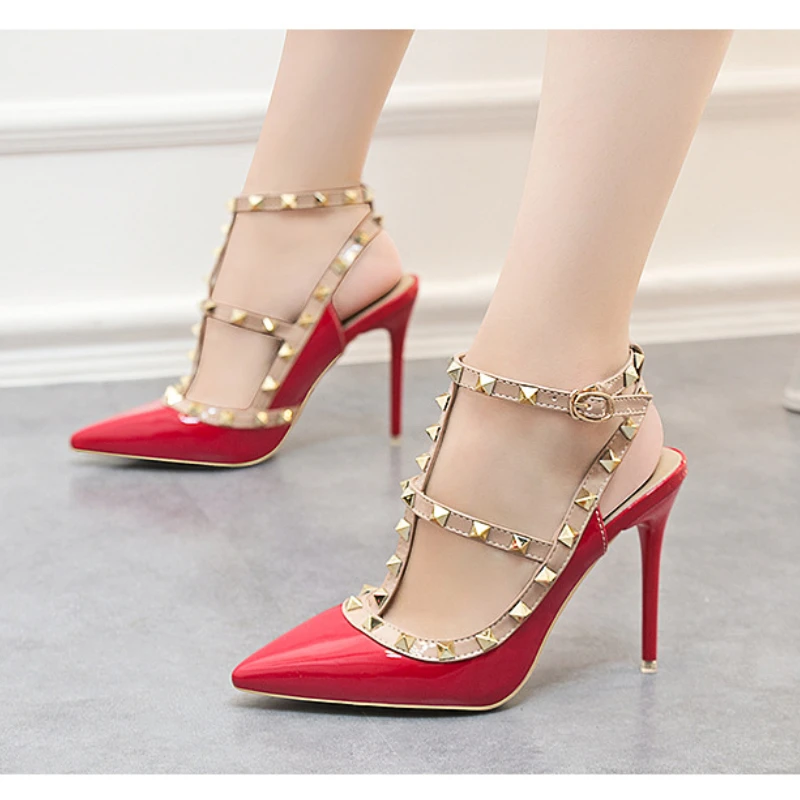 2022 spring French classic light luxury style,sexy.Fashion.Metal rivets.Stiletto heels.pointed.Patent leather.Women's shoes.
2022 spring French classic light luxury style,sexy.Fashion.Metal rivets.Stiletto heels.pointed.Patent leather.Women's shoes.