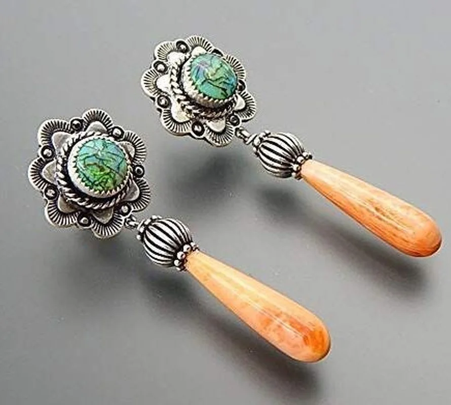 Bohemia Inlaid Turquoise Carved Flowers Hanging Khaki Stone Earrings Design Ear Clip Buckle Anti Falling Women's Jewelry 
Bohemia Inlaid Turquoise Carved Flowers Hanging Khaki Stone Earrings Design Ear Clip Buckle Anti Falling Women's Jewelry