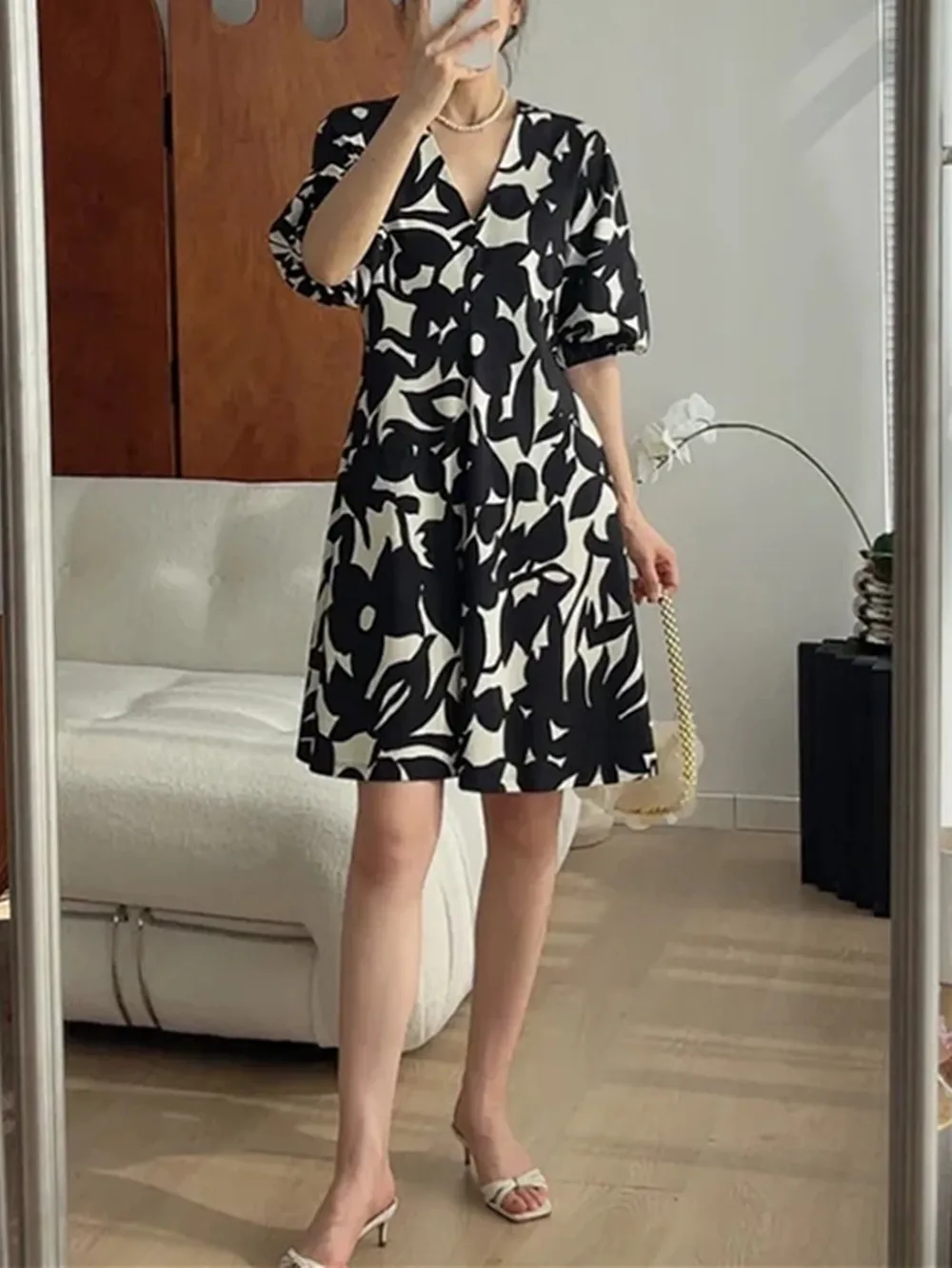 Short Puff Sleeve Mini Dress Women's V-Neck French Temperament Vintage Printed High Waist Ladies Short Robe
Short Puff Sleeve Mini Dress Women's V-Neck French Temperament Vintage Printed High Waist Ladies Short Robe