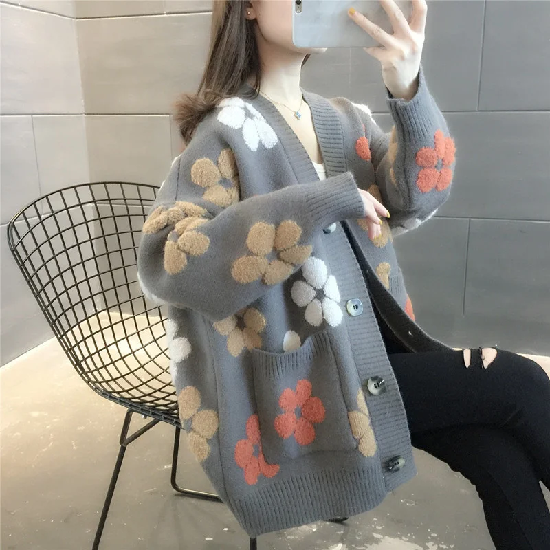 Fashion Autumn Embroidery Flowers Big Pocket Knitted Sweater Women Student Tops Loose V-Neck Long Sleeve Knit Cardigan Female 
Fashion Autumn Embroidery Flowers Big Pocket Knitted Sweater Women Student Tops Loose V-Neck Long Sleeve Knit Cardigan Female