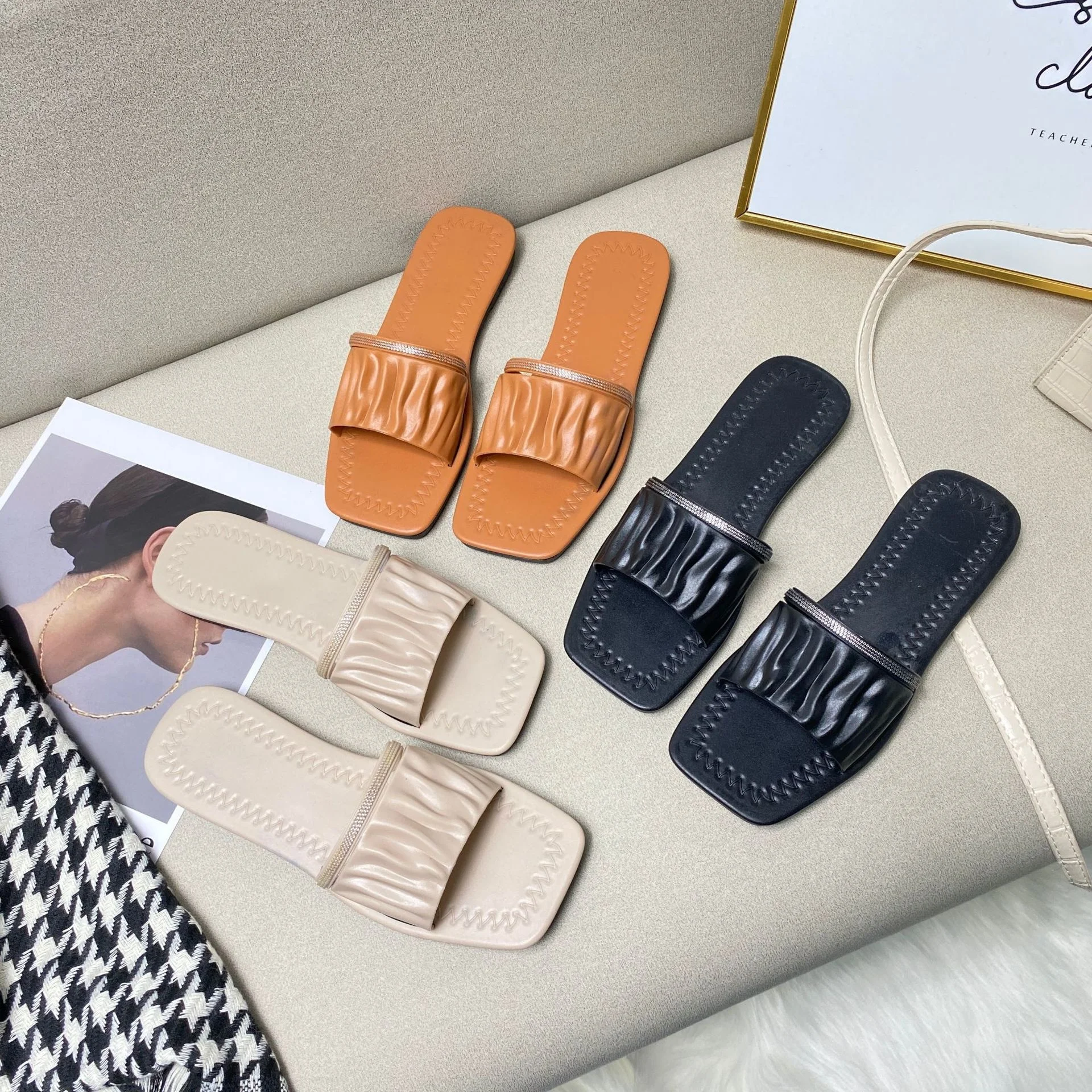 New Flat Heel Slippers Women's Summer Wear Fashion Pleated Cool Slippers Holiday Traveling Square Head Anti-skid Slippers
New Flat Heel Slippers Women's Summer Wear Fashion Pleated Cool Slippers Holiday Traveling Square Head Anti-skid Slippers