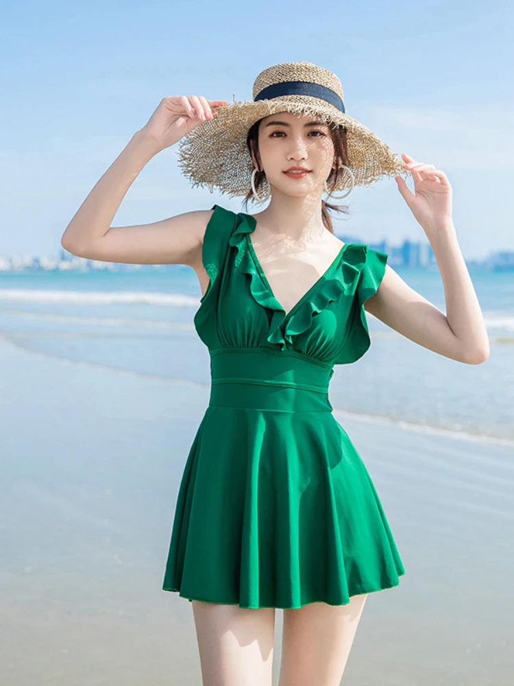 Женский слитный купальник с V-образным вырезом и открытой спиной
Женский слитный купальник с V-образным вырезом и открытой спиной