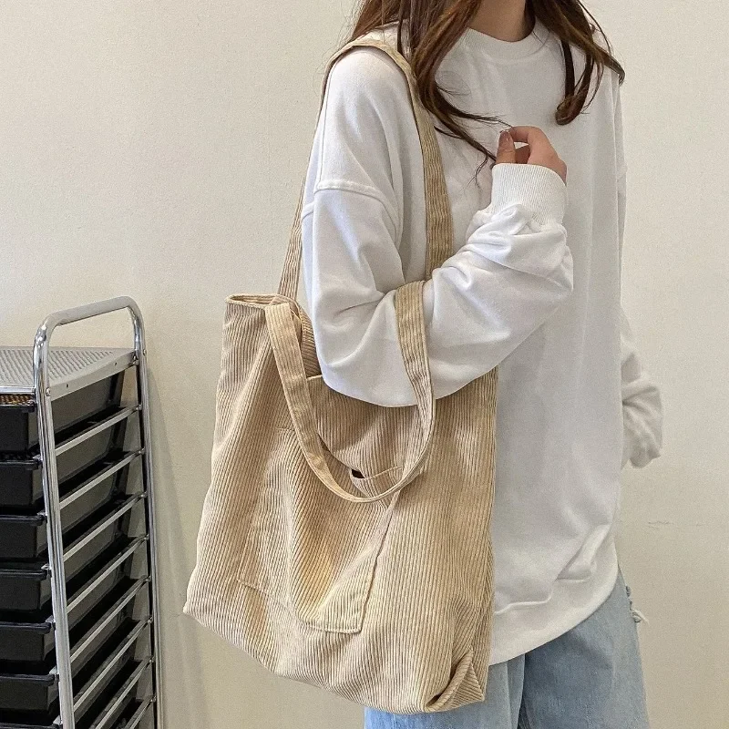 New Retro Women's Shoulder Bag Simple Solid Color Small Fresh Canvas Bag Literary Women's Buckle Tote Bag Large Capacity Handbag
New Retro Women's Shoulder Bag Simple Solid Color Small Fresh Canvas Bag Literary Women's Buckle Tote Bag Large Capacity Handbag