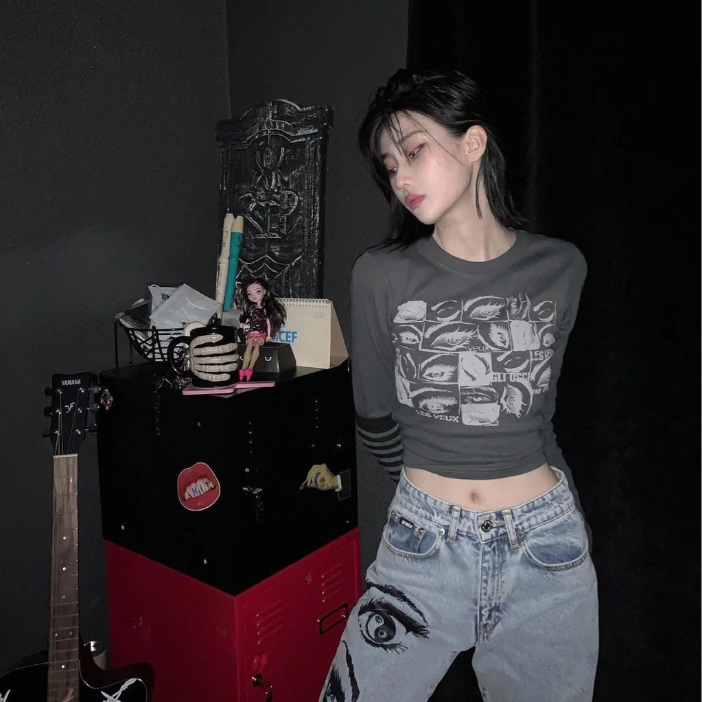 Gothic Harajuku T Shirt Graffiti Print O-neck Long Sleeve Crop Top Women Grunge Graphic Tee Gray T-shirt Y2k Aesthetic Clothes
Gothic Harajuku T Shirt Graffiti Print O-neck Long Sleeve Crop Top Women Grunge Graphic Tee Gray T-shirt Y2k Aesthetic Clothes
