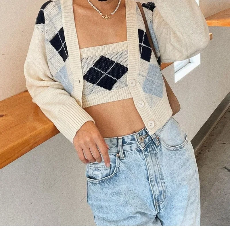 Sexy Ladies Retro Plaid Knit V-neck Single-breasted Knit Cardigan Sweater Retro Diamond Check Knit + Two-piece Chest Wrap 2021
Sexy Ladies Retro Plaid Knit V-neck Single-breasted Knit Cardigan Sweater Retro Diamond Check Knit + Two-piece Chest Wrap 2021