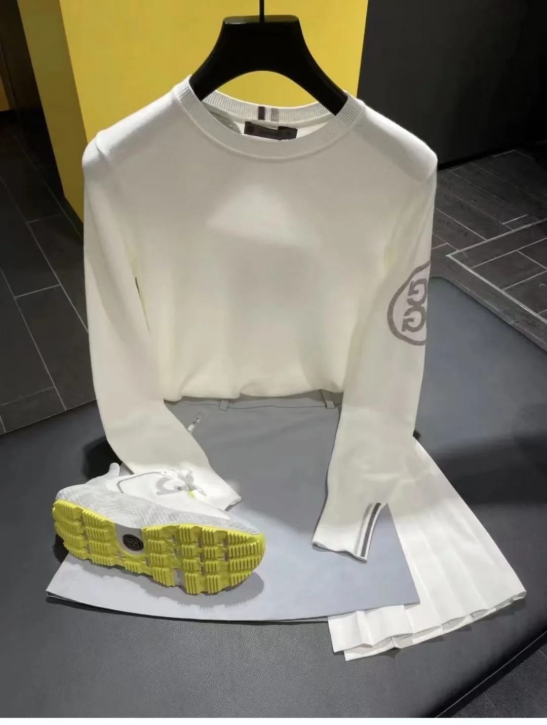 Golf clothing: Women's autumn and winter knitted sweater, casual and versatile, sports fashion sweater, comfortable and warm
Golf clothing: Women's autumn and winter knitted sweater, casual and versatile, sports fashion sweater, comfortable and warm