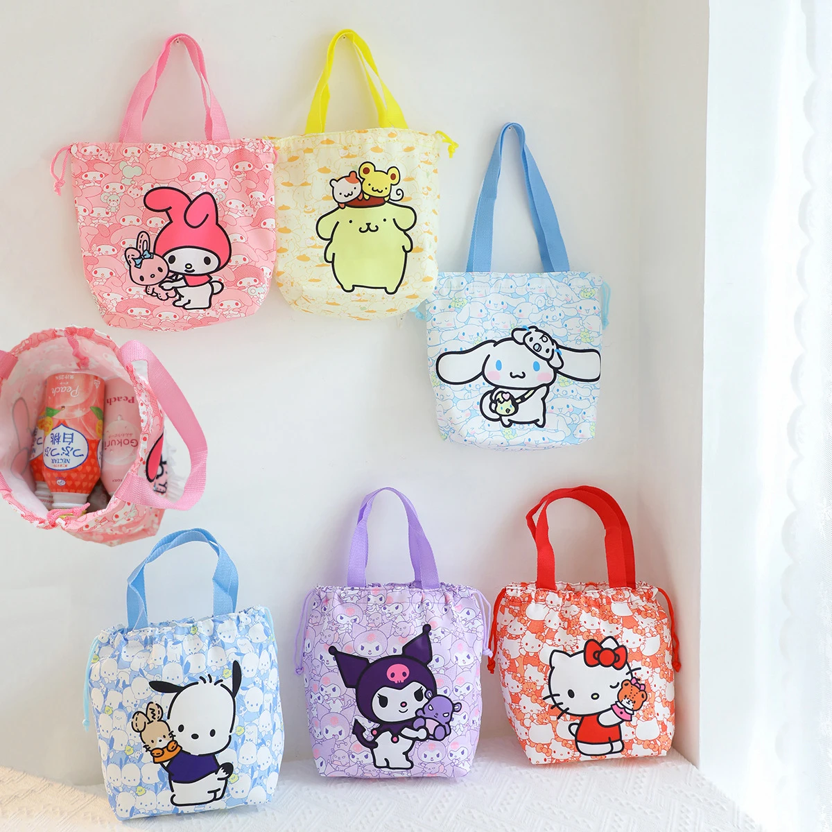 Sanrios Cinnamoroll Kuromi Mymelody kawaii мультфильм Оксфорд ткань шнурок обеденная сумка бэнто коробка для пикника пищевой обеденный контейнер
Sanrios Cinnamoroll Kuromi Mymelody kawaii мультфильм Оксфорд ткань шнурок обеденная сумка бэнто коробка для пикника пищевой обеденный контейнер
