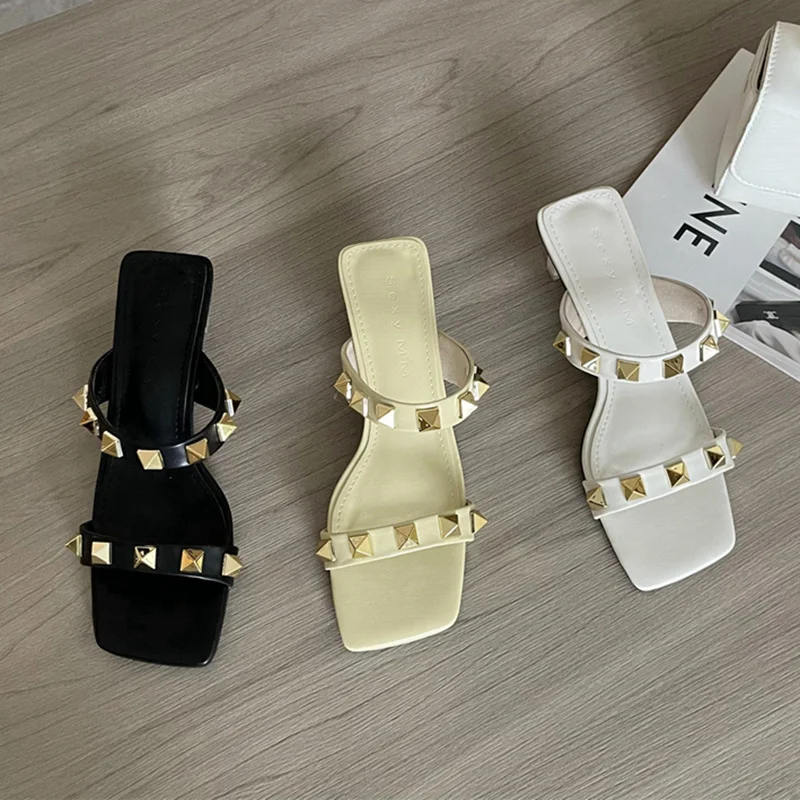 Женские шлепанцы с заклепками, уличные классические сандалии с узкими ремешками и квадратным низким каблуком, лето 2023 
Женские шлепанцы с заклепками, уличные классические сандалии с узкими ремешками и квадратным низким каблуком, лето 2023