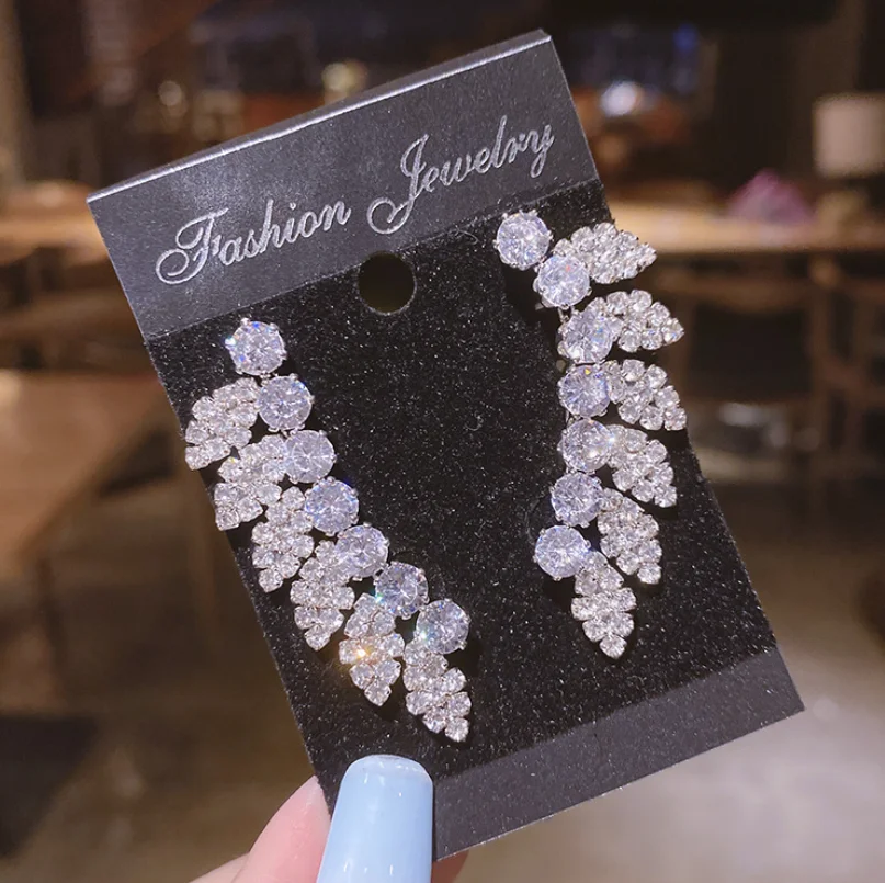 ANGLANG Leaf Zircon Pendant Earrings Charming Exaggerate Silver Popular Designer Jewelry for Women Bridal Wedding Party Gift
ANGLANG Leaf Zircon Pendant Earrings Charming Exaggerate Silver Popular Designer Jewelry for Women Bridal Wedding Party Gift