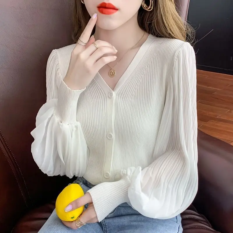

Spring and Autumn 2023 design sense Small group splicing knitted top Women versatile V-neck long-sleeved T-shirt blouse female