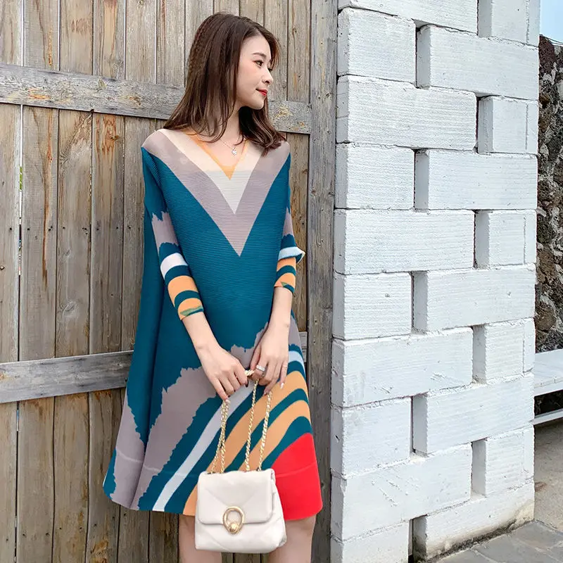 Female dress 2022 new fashion pleated spring and summer slimming magic skirt large size loose temperament V-neck dress tide
Female dress 2022 new fashion pleated spring and summer slimming magic skirt large size loose temperament V-neck dress tide