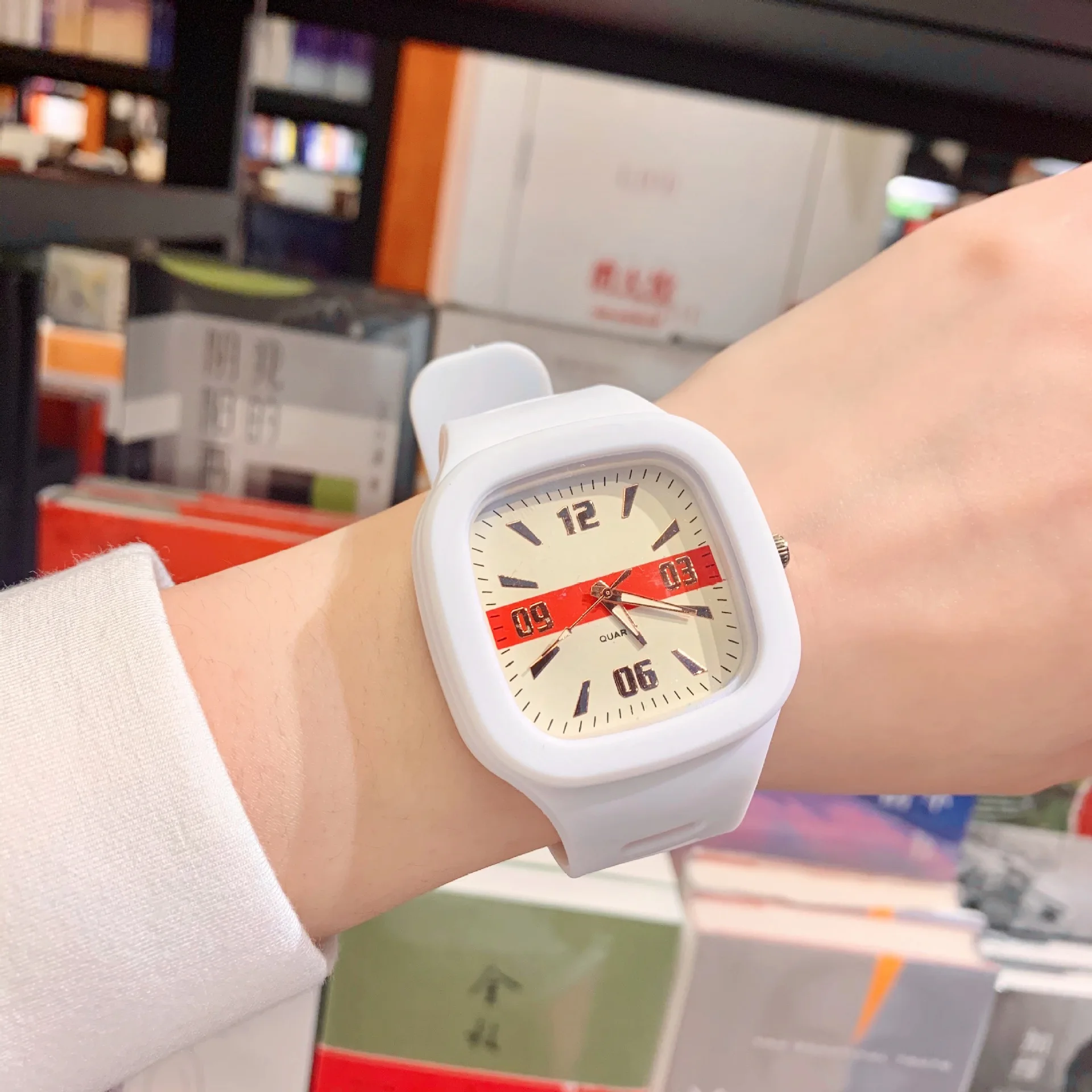 New Fashion Simple Women Watches Student Watch Silicone Strap Quartz Wrist Watch For Girl Female Relogio Feminino Zegarki
New Fashion Simple Women Watches Student Watch Silicone Strap Quartz Wrist Watch For Girl Female Relogio Feminino Zegarki