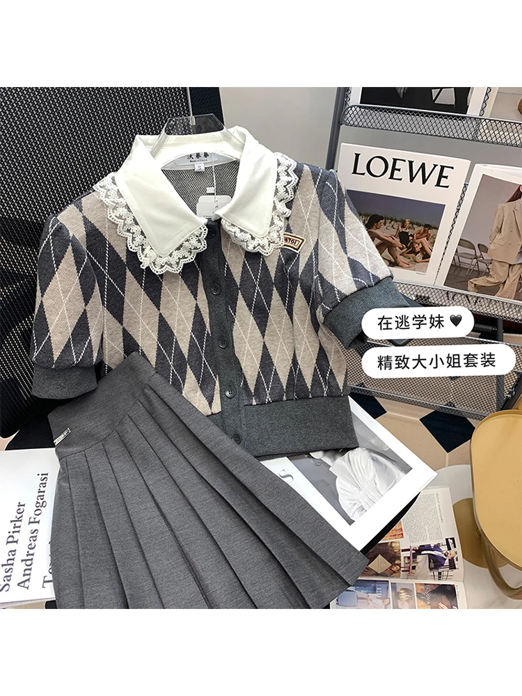 Women Academic style Suit New Summer Short Sleeve Doll Collar Knit Cardigan And Mini Pleated Skirt Casual Fashion Two Piece Set
Women Academic style Suit New Summer Short Sleeve Doll Collar Knit Cardigan And Mini Pleated Skirt Casual Fashion Two Piece Set
