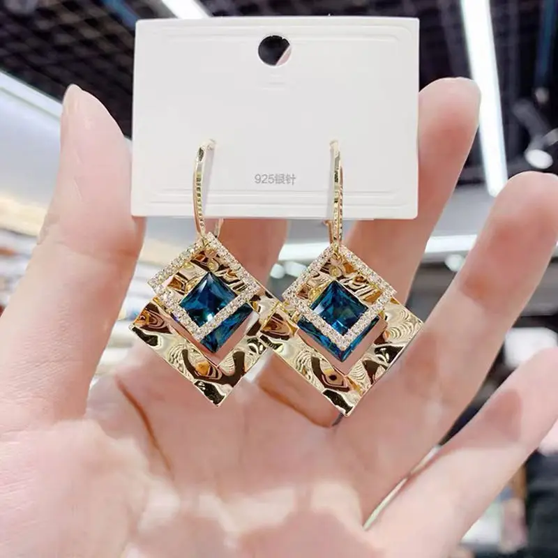 2022 Geometric Jewelry Fashion Gold Color Cube Crystal Earring Square Metal Hoop Earrings For Women Pretty Gift
2022 Geometric Jewelry Fashion Gold Color Cube Crystal Earring Square Metal Hoop Earrings For Women Pretty Gift